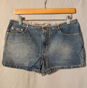 Who wears short shorts?